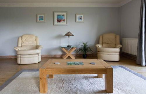 Spacious bungalow with estuary views near Llansteffan - Photo 4