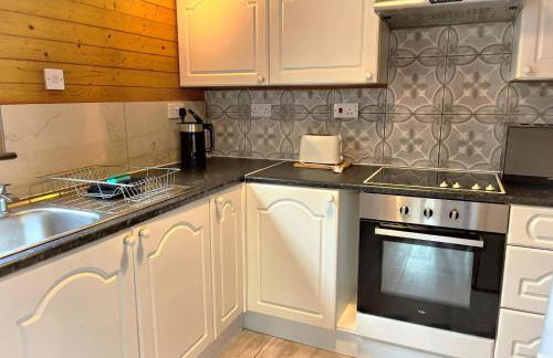 Goldcrest 1-Hot Tub-Woodland Lodges-Carmarthenshire-Tenby - Photo 6