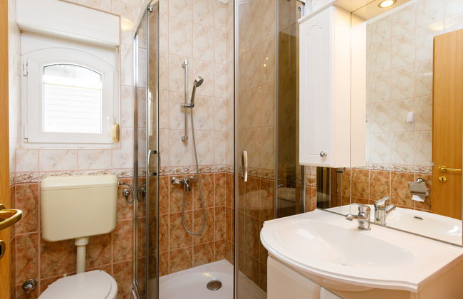 2 bedroom Apartment in Balatonlelle with garden and terrace - Photo 13