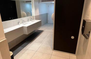 SUPERYACHT ON TOWN QUAY MARINA, SOUTHAMPTON - Very close to city centre and cruise terminals - free parking included - Foto 39