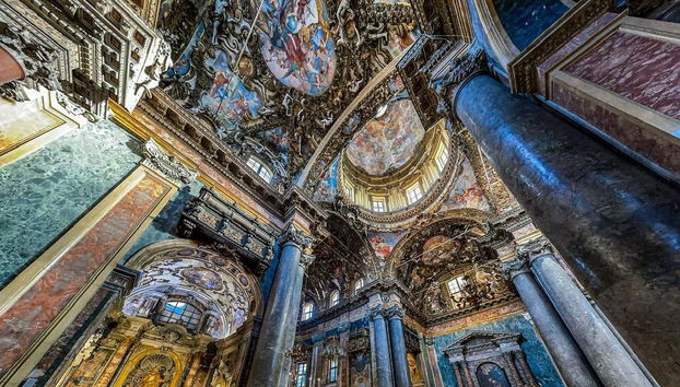 Contemplando os afrescos que decoram a igreja de San Giuseppe