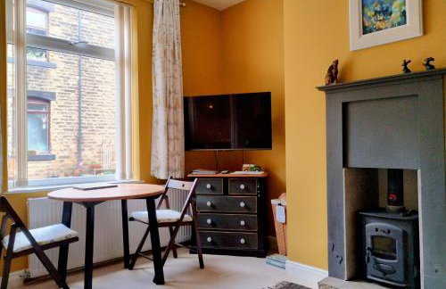 The Cobbles - Central, Parking, Netflix & Woodburner - Photo 4