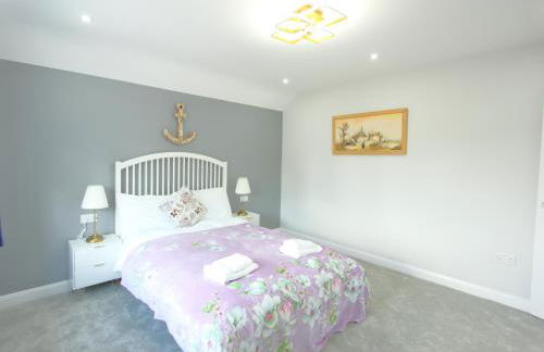 Deluxe 3 Bedroom 2 Bath House &Parking by CozyNest - Photo 12