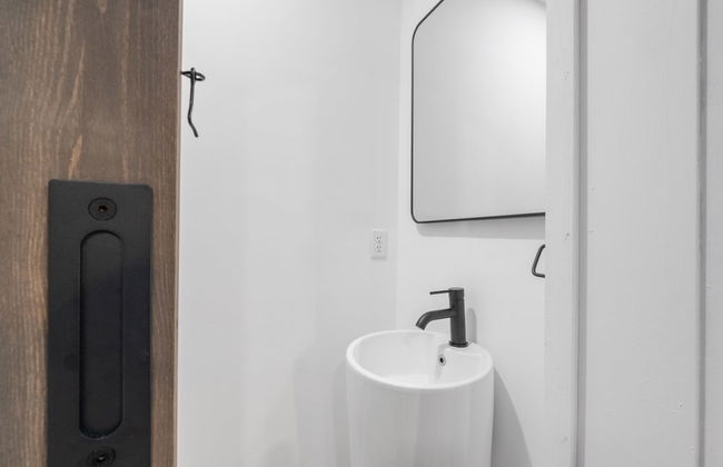 New Luxury 4 Bed Condo Perfect for Winter Rental - Photo 5