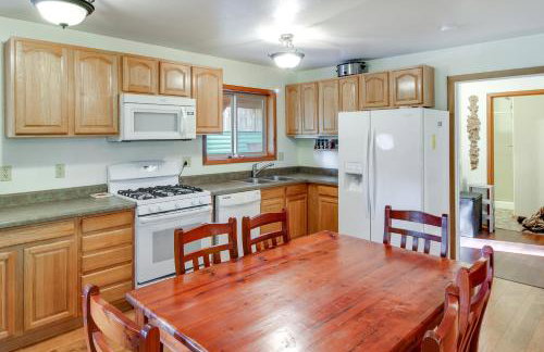 Forested Coffman Cove Cabin with Wood-Burning Stove! - Foto 2