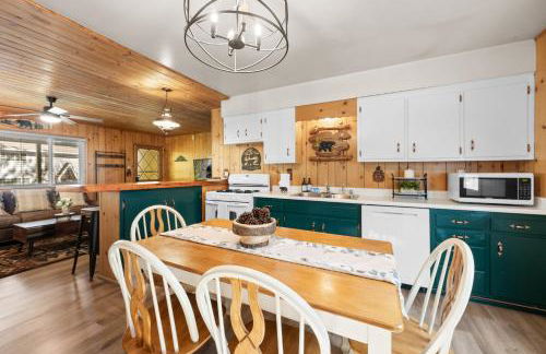 Tranquil Retreat with Fenced Backyard, Hot tub & Bar - Foto 12