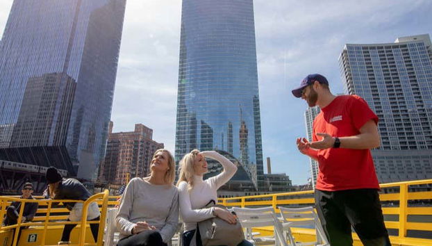 Desfrutando do passeio de táxi aquático
