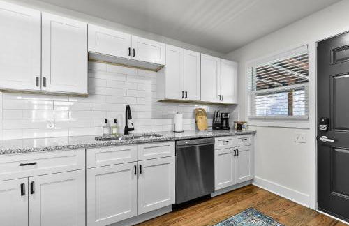 Retro Glam: Colorful Mid-Century Haven Apt 2 - Foto 8