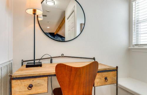 Modern Fischer House with Deck, Fire Pit and Hot Tub! - Foto 14