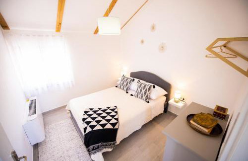 Villa Pietra- Modern rustic poolside oasis - Photo 29