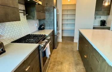 Upscale Modern Hill Country Home! Has it ALL! - Foto 21