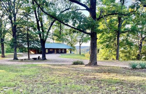 Secluded Riverfront Cabin with Bluff Views, Gated Privacy & Scenic Trail Access in Tahlequah, Oklahoma - Foto 1