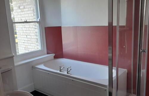 Family-Friendly Devon Farmhouse, sleeps 11, with Indoor Heated Pool, Dartmoor Views & Tarka Trail Access - Photo 11