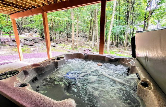 Woodland Oasis by Avantstay Hot Tub, Firepit, Walk to Lake - Photo 50