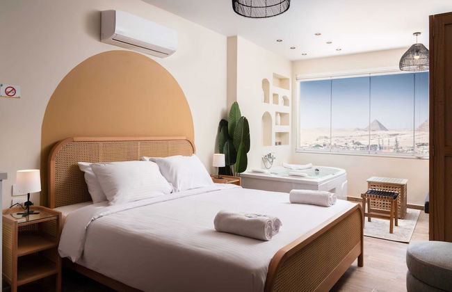 Xuru Stays I Jacuzzi Studios @ The Pyramids - Foto 14