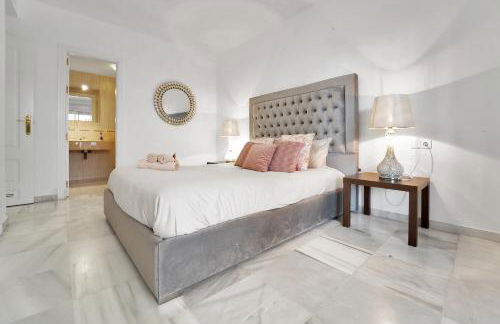 Apartamento con enorme terraza en complejo con piscina en Nueva Andalucía - Lorcrimar - Foto 5