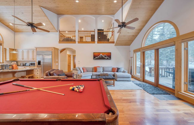 5 Mins to Ski Resort Ping Pong, Pool Table, Deck Donner Ridge by Avantstay - Foto 7