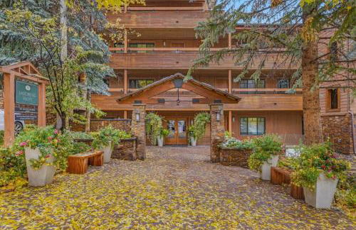 Updated 3BR, 3BA with Pool - Steps to Town - Foto 29