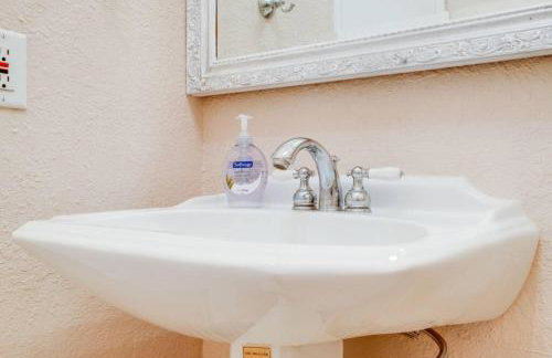 Intracoastal Oasis in a Prime Area w Pool and BBQ - Foto 16