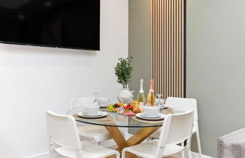 Unique 5 Bedroom 4 Bathroom House with Self-Contained-Studio - Excellent Location - Pool Table, Super-Fast Wifi, Smart TV and Self-Check-In by Yoko Property - Photo 17