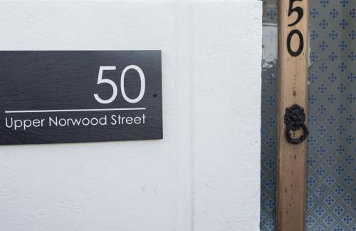 Stunning Townhouse with Large Garden - Sleeps 8! - Photo 64