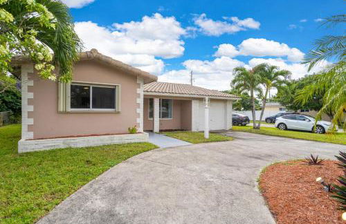 Stunning 4BR Oasis with Pool, 14 minutes to the Ocean - Foto 3