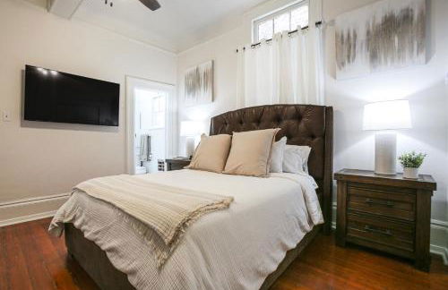Updated Bourbon Street Condo with Smart TVs! - Foto 13