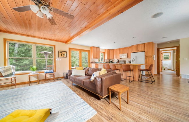 Firefly Lodge! Boardman River! Hot Tub! Woodstove! - Foto 34