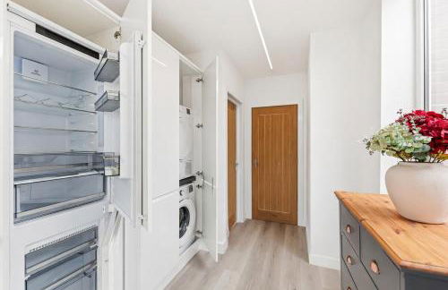 Unique 5 Bedroom 4 Bathroom House with Self-Contained-Studio - Excellent Location - Pool Table, Super-Fast Wifi, Smart TV and Self-Check-In by Yoko Property - Photo 21