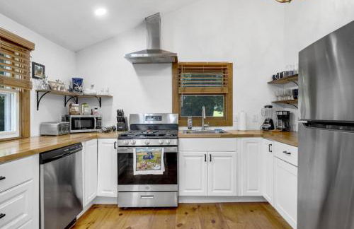 Twin Pines Retreat - Lake, Firepit and Games - Foto 34