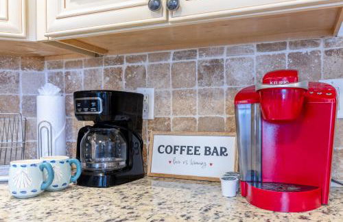 Stylish Beachfront Condo with Balcony & Ocean View - Foto 26