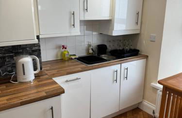 Spacious, sleeps 7, 2 baths, Central Saltash - Photo 19