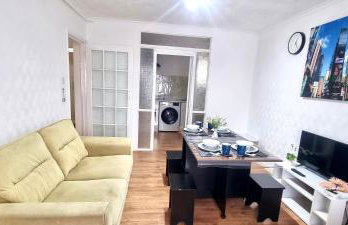 Friendly family apartment comfort sleep 6 close to tube bus airport - Foto 1