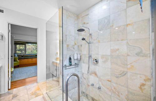 Nature-Inspired Stay with Pool, Fire Pits and More - Foto 10