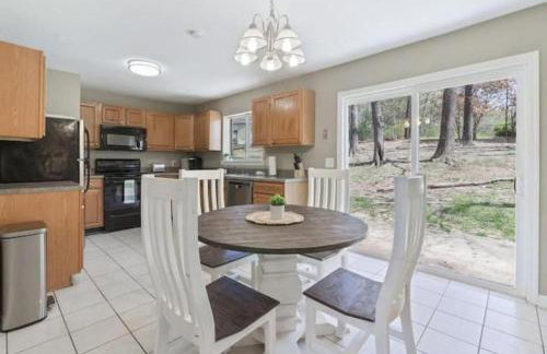 Travis' Place - Convenient and Affordable Location - Foto 17