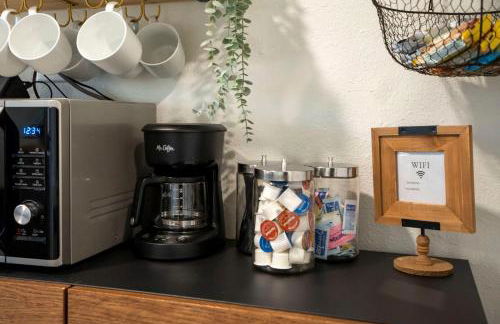 NEW! The Yellow Door- Downtown Wimberley w/ River Access - Foto 13