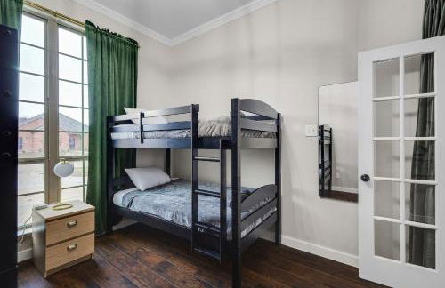 5-Bed 2-Bath with Pool & Backyard Retreat - Foto 30