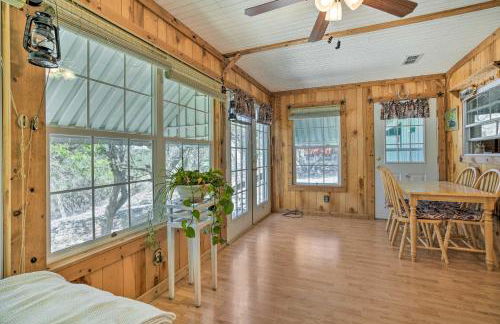 Charming Ingram Home with Yard and Furnished Patio! - Foto 19