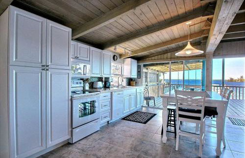 Beautifully Decorated Waterfront Chalet Rental in Grant, Florida - Photo 5