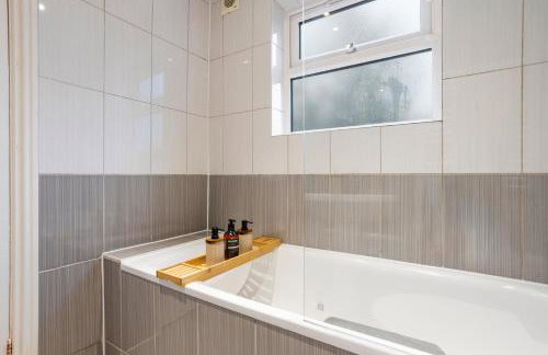 Spacious Retreat 5 Beds Sleeps 8 Free Parking - Foto 19