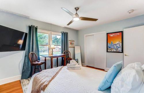 Poolside Bungalow with Fire Pit Fun and King Suite - Foto 20