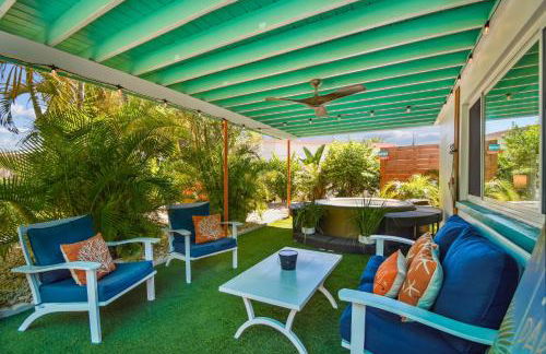 Luxury Home with Hot Tub & Outdoor Oasis blocks from the Beach - Foto 9