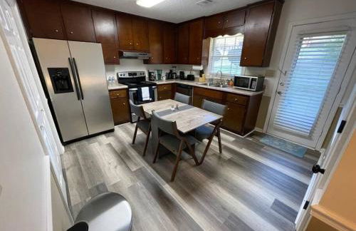 NEW King Beds, 86 inch RokuTV, and Massage at the Comfort Haven - Foto 6