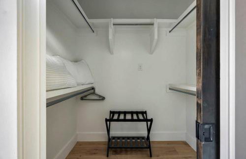 Luxe 3BR Lake Escape - BBQ Firepit & Pickleball - Foto 22