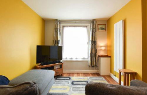 Air Maison - Family Home with Off-Road Parking - Photo 28