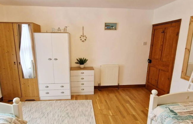 Beautiful 6-bed Dog Friendly Cottage in Heacham - Photo 2