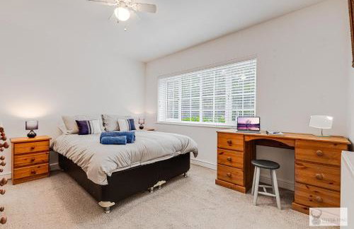 Silver Stag Properties Large 4 bed Property - Photo 10