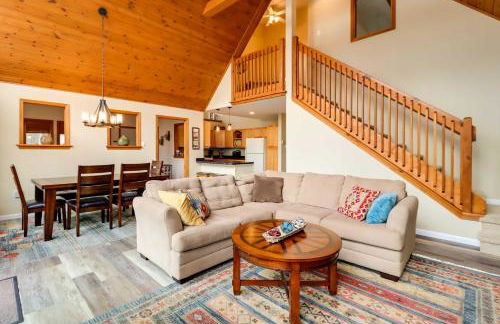 Lakefront Poconos Family Home with Pool Access - Foto 6