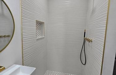 Comfy Tiny Home WP Large Private Deck Queen bed - Foto 24