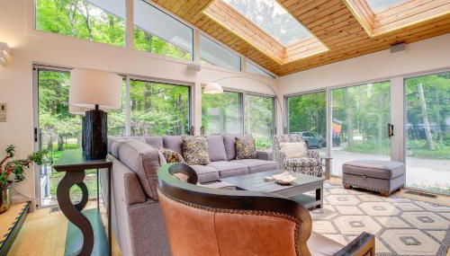 Modern Waterfront Home - 1 Mi to Cave Point Park! - Foto 4